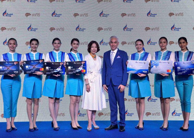 เคทีซีผนึกสายการบินบางกอกแอร์เวย์ส จัดงานเปิดตัว “บัตรเครดิตเคทีซี – บางกอกแอร์เวย์ส” รูปแบบใหม่ 7 ใบ เหนือกว่าทุกความบูธีค ครบจบในบัตรเดียว