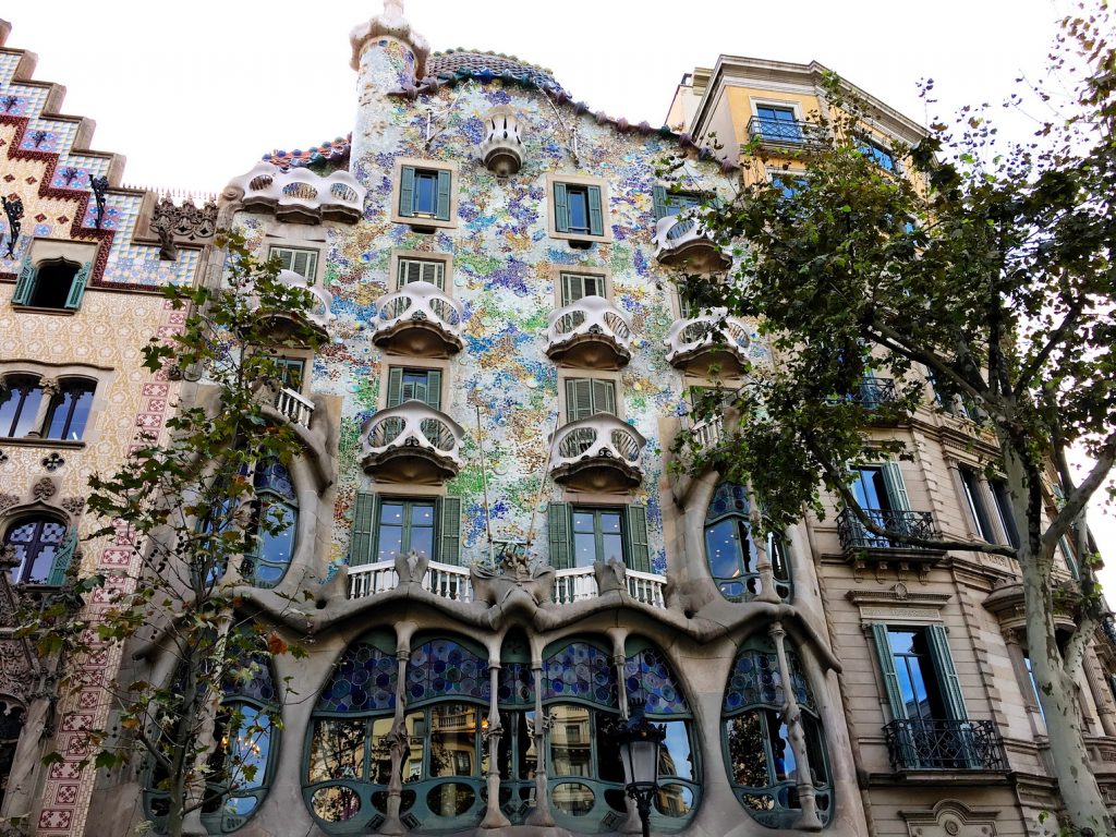 Casa Batlló (คาซ่า บาทิโย่ว) ซึ่ง