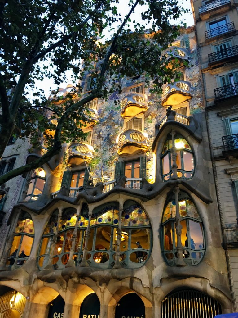 Casa Batlló (คาซ่า บาทิโย่ว) ซึ่ง
