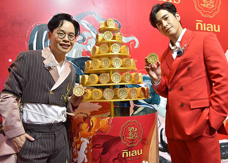 สุริยน ศรีอรทัยกุล ถ่ายภาพคู่กับธีรเดช เมธาวรายุทธในงาน The Grand Opening of Kirin's Golden Mooncake_Memag Online