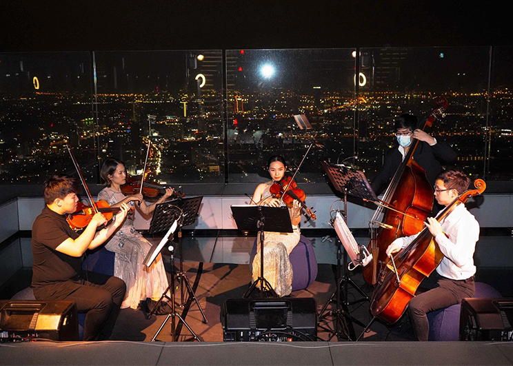 มหานคร รูฟท็อป บาร์ จัดกิจกรรม “Bangkok’s Highest Opera Night” รับคริสต์มาสอีฟ กับครั้งแรกของการแสดงโอเปร่าบนพื้นกระจกลอยฟ้าที่สูงที่สุดในประเทศไทย