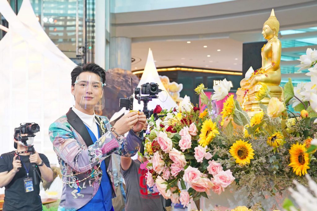 12.คริส สรงน้ำพระเพื่อความเป็นมงคล