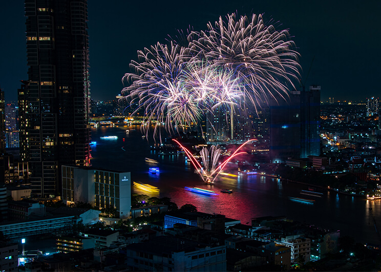 สวัสดีปีใหม่ไทยและฉลองวันหยุดเทศกาลฮีสเตอร์ ริมฝั่งแม่น้ำเจ้าพระยา ณ โรงแรมคาเพลลา กรุงเทพ