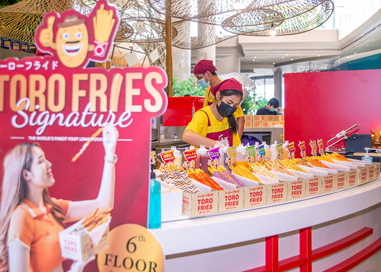 ไอคอนสยาม ขนทัพความอร่อยพร้อมเสิร์ฟสุดยอดเมนูมันฝรั่งยอดฮิต จากร้าน TORO FRIES SIGNATURE  เฟรนช์ฟรายส์เนื้อแน่น มาพร้อมความยาว 1 ฟุต! กับรสชาติความอร่อยที่ไม่รู้ลืม