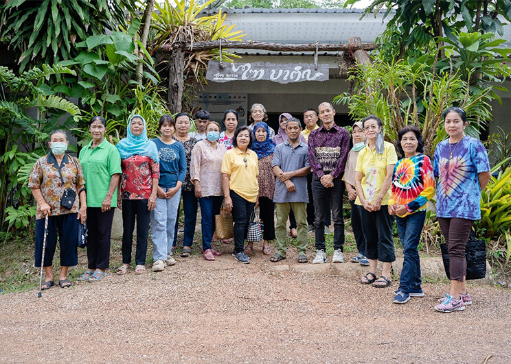 คณะที่ปรึกษาโครงการผ้าไทยใส่ให้สนุก ร่วมลงพื้นที่มอบองค์ความรู้และให้คำปรึกษาการพัฒนารูปแบบผลิตภัณฑ์ผ้าบาติกสู่ตลาดสากล “บาติกโมเดล” แก่กลุ่มไฑบาติก