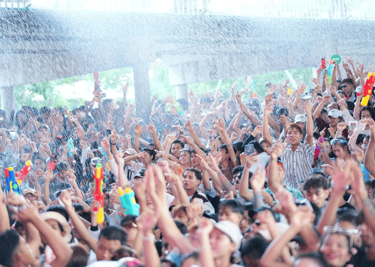 ปิดม่าน “Maha Songkran World Water Festival 2026” สุดคึกคัก ททท. เผยความสำเร็จคนแห่ร่วมงานกว่า 3 แสนคน สร้างเงินสะพัด 448 ล้านบาท ตอกย้ำไทยหมุดหมายเทศกาลระดับโลก