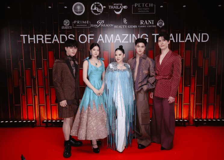ททท. ร่วมกับพันธมิตร ยกทัพผ้าไทย 4 ภูมิภาคและผ้าพื้นเมือง ขึ้นรันเวย์ “THREADS OF AMAZING THAILAND” ถ่ายทอดเสน่ห์สยามผ่านแฟชั่นลักชัวรีร่วมสมัย สร้างมูลค่าเพิ่มทางเศรษฐกิจ พร้อมผลักดันมรดกวัฒนธรรมไทยสู่เวทีสากล