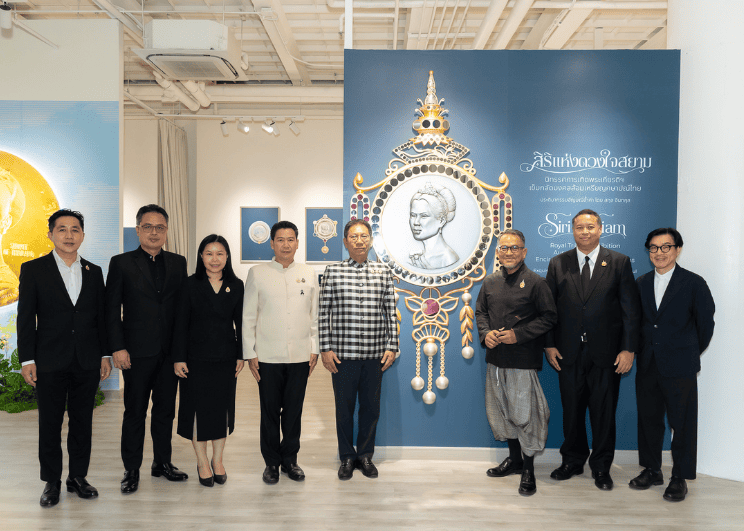 น้อมรำลึกในพระมหากรุณาธิคุณ สมเด็จพระบรมราชชนนีพันปีหลวง กรมธนารักษ์ ร่วมกับ สยามพารากอน และสกุล อินทกุล  จัดนิทรรศการ “สิริกษาปณศิลป์” ถ่ายทอดพระเกียรติคุณและคุณค่าแห่งมรดกไทย  ผ่านเหรียญกษาปณ์และงานประณีตศิลป์ร่วมสมัย ตั้งแต่วันนี้ถึง 12 สิงหาคม 2569 ณ Art Jewel ชั้น 5  สยามพารากอน
